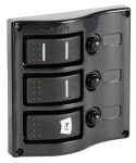 Panel de control eléctrico con interruptores basculantes empotrados.