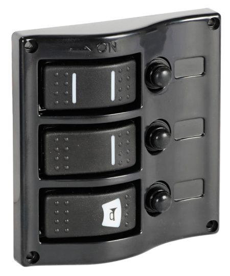 Panel de control eléctrico con interruptores basculantes empotrados.
