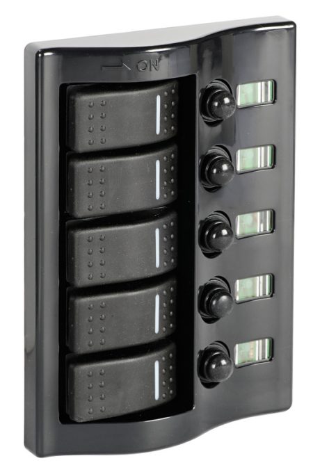 Panel de control eléctrico con interruptores basculantes empotrados.