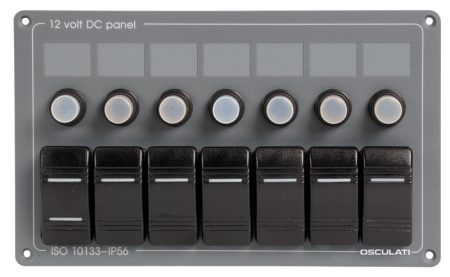 Cuadro de mando eléctrico fabricado en aluminio y equipado con panel frontal de policarbonato gris.