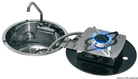 Cocina con bisagras plegable en el fregadero.