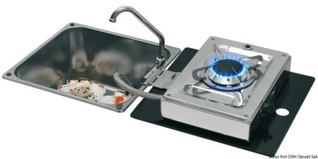 Cocina con bisagras plegable en el fregadero.
