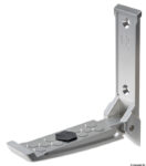 ● Peldaño plegable ideal para mástiles de aluminio. ● Junta anticorrosión EPDM. ● Dispositivo antivibración con tornillo prisionero de nylon ajustable. ● Gran escalón antideslizante. ● Fabricado en acero inoxidable AISI316 pulido espejo. ● Instalación con tornillos M6. ● Base: 109 x 65 mm ● Saliente replegado: 38 mm ● Saliente desplegado: 145 mm